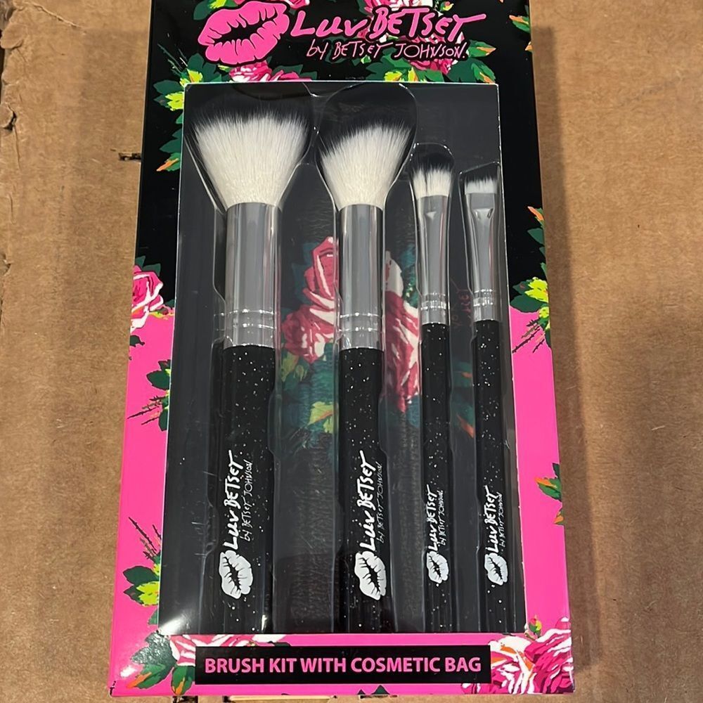 NWT Betsey Johnson brush kit with cosmetic bag